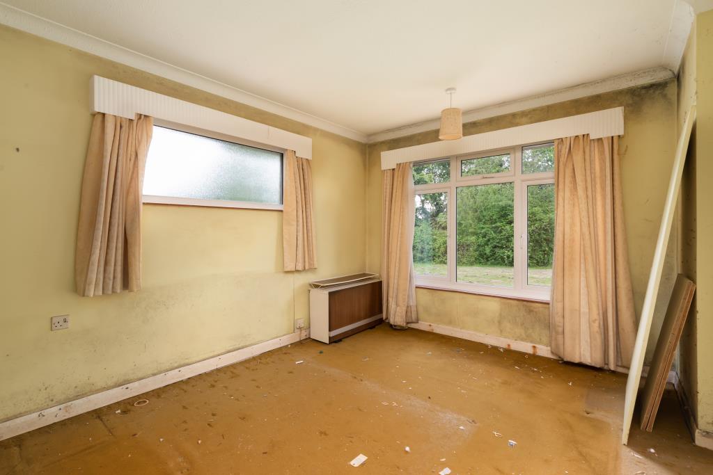 Lot: 123 - BUNGALOW FOR REPAIR IN DESIRABLE LOCATION WITH POTENTIAL FOR REDEVELOPMENT - Bedroom two